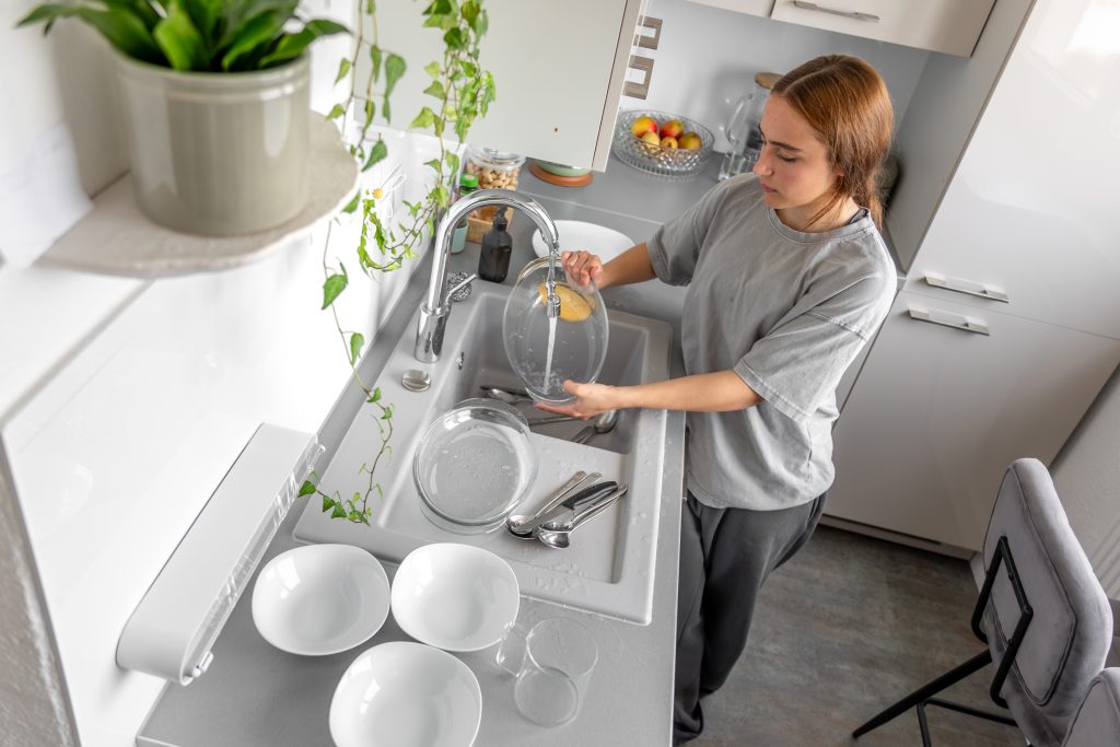https://www.freepik.com/free-photo/teenage-girl-washing-dishes-washing-dishes-kitchen-housework_417595880.htm#fromView=image_search&page=1&position=19&uuid=ca80e159-116b-430d-b357-0b32cd81a9e3&query=GE-24-inh-portable-dishwasher